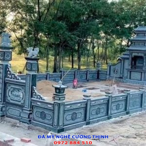 Khuôn viên lăng mộ đá xanh rêu